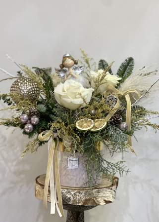 Aranjament de Craciun cu trandafiri albi si inger alb [3]