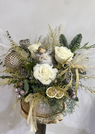 Aranjament de Craciun cu trandafiri albi si inger alb [5]