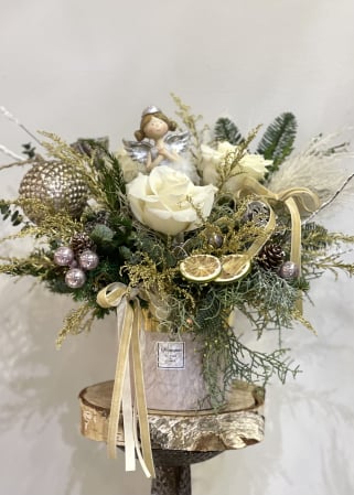 FLORI DE CRACIUN - Aranjament de Craciun cu trandafiri albi si inger alb