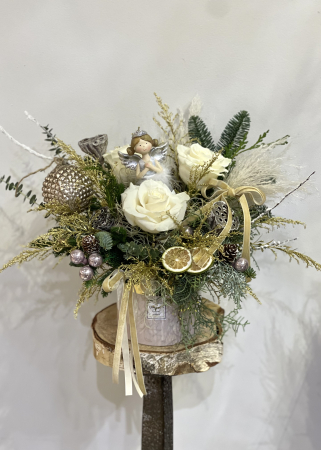 Aranjament de Craciun cu trandafiri albi si inger alb [6]