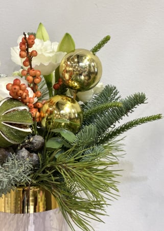 Aranjament de Craciun in vas ceramic cu flori albe, globuri si texturi de brad [2]