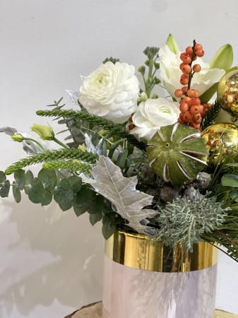 Aranjament de Craciun in vas ceramic cu flori albe, globuri si texturi de brad [1]