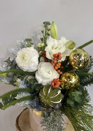 Aranjament de Craciun in vas ceramic cu flori albe, globuri si texturi de brad [4]