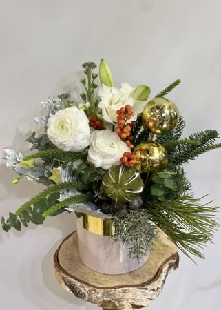 FLORI DE CRACIUN - Aranjament de Craciun in vas ceramic cu flori albe, globuri si texturi de brad
