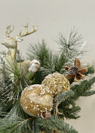 Aranjament de iarna Cerb alb texturi de brad si globuri alb auriu [4]
