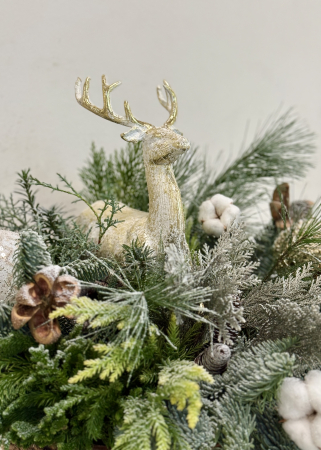 Aranjament de iarna Cerb alb texturi de brad si globuri alb auriu [3]