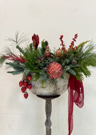 Aranjament de iarna rosu Amaryllis cu figurine si globuri [10]