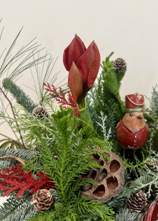 Aranjament de iarna rosu Amaryllis cu figurine si globuri [3]