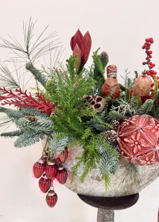 FLORI DE CRACIUN - Aranjament de iarna rosu Amaryllis cu figurine si globuri