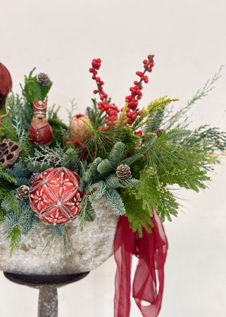 Aranjament de iarna rosu Amaryllis cu figurine si globuri [1]