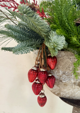 Aranjament de iarna rosu Amaryllis cu figurine si globuri [11]