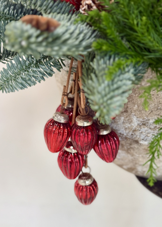 Aranjament de iarna rosu Amaryllis cu figurine si globuri [8]