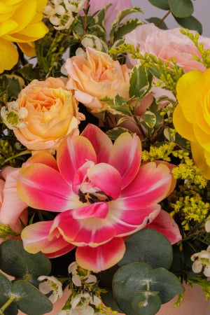 Aranjament din flori portocalii trandafiri, ranunculus, matthiole, wax, lalele [4]
