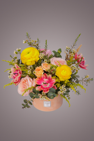 PREMIUM - Aranjament din flori portocalii trandafiri, ranunculus, matthiole, wax, lalele