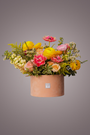 Aranjament din flori portocalii trandafiri, ranunculus, matthiole, wax, lalele [1]