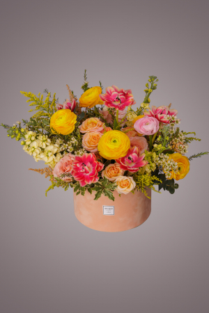 PREMIUM - Aranjament din flori portocalii trandafiri, ranunculus, matthiole, wax, lalele