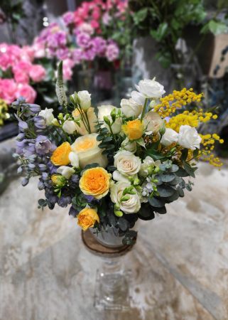 Aranjament floral cu mimosa si delphinium, alb cu galben si mov [6]