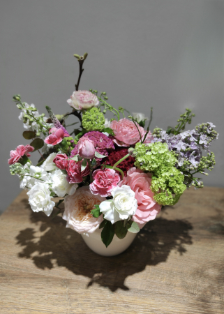 Aranjament floral de primavara cu trandafiri liliac si viburnum [4]