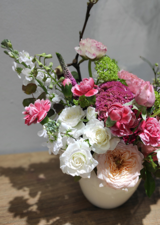 Aranjament floral de primavara cu trandafiri liliac si viburnum [2]