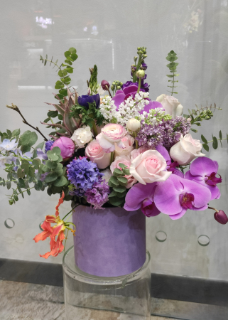 BUCHETE & ARANJAMENTE - Aranjament floral roz mov cu orhidee si liliac