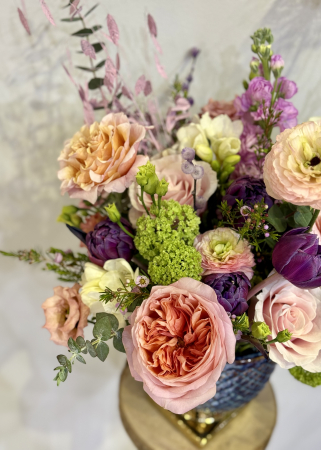 Aranjament floral roz mov cu flori de primavara lalele lisianthus trandafiri viburnum wax ranunculus [7]