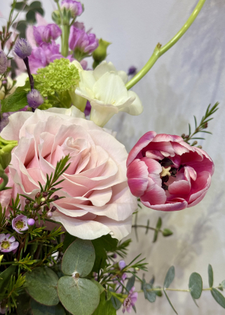 Aranjament floral roz mov cu flori de primavara lalele lisianthus trandafiri viburnum wax ranunculus [4]