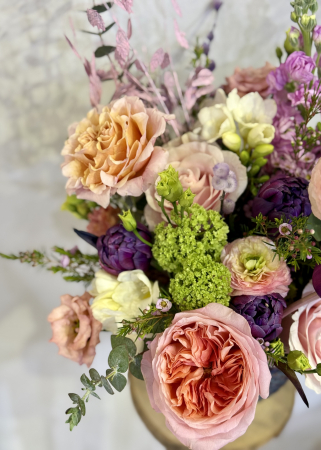 Aranjament floral roz mov cu flori de primavara lalele lisianthus trandafiri viburnum wax ranunculus [1]