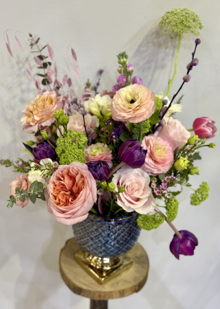 CU TRANDAFIRI - Aranjament floral roz mov cu flori de primavara lalele lisianthus trandafiri viburnum wax ranunculus