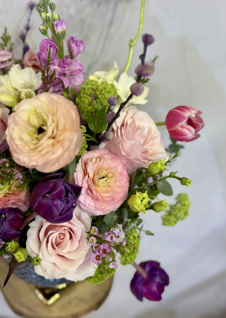 Aranjament floral roz mov cu flori de primavara lalele lisianthus trandafiri viburnum wax ranunculus [2]