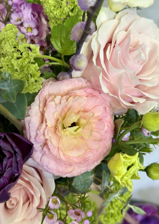 Aranjament floral roz mov cu flori de primavara lalele lisianthus trandafiri viburnum wax ranunculus [9]