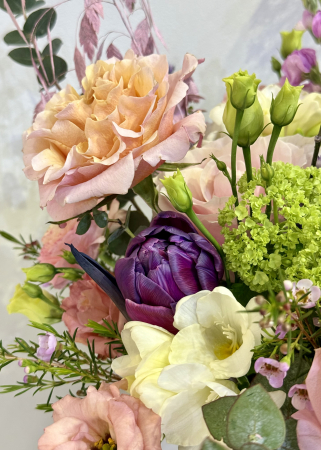 Aranjament floral roz mov cu flori de primavara lalele lisianthus trandafiri viburnum wax ranunculus [10]