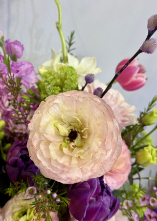 Aranjament floral roz mov cu flori de primavara lalele lisianthus trandafiri viburnum wax ranunculus [6]