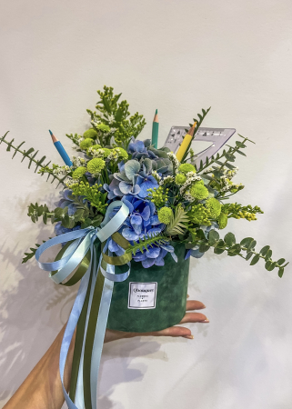 PENTRU SCOALA & GRADI - Aranjament floral verde albastru cu creioane colorate