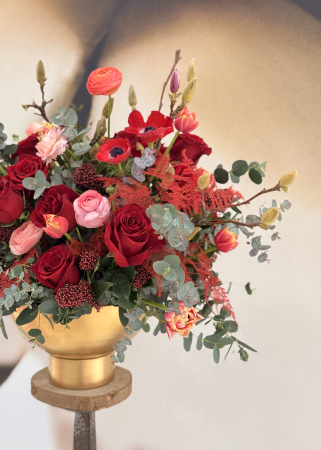 Aranjament floral LOVE Valentine's Day din trandafiri rosii magnolie ranunculus [6]