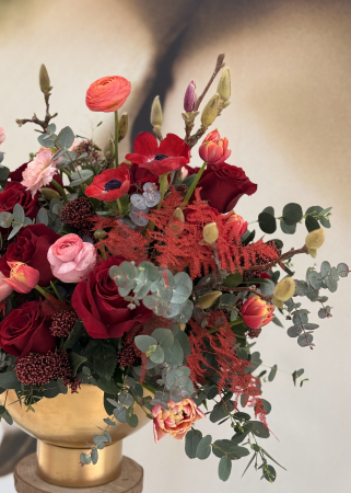 Aranjament floral LOVE Valentine's Day din trandafiri rosii magnolie ranunculus [3]