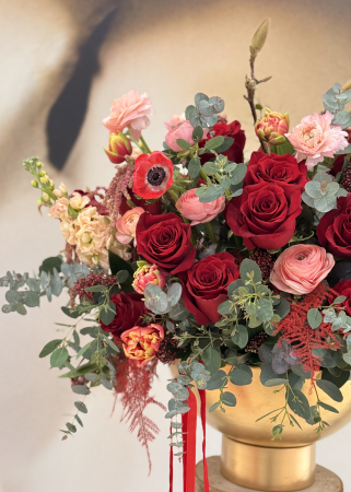 Aranjament floral LOVE Valentine's Day din trandafiri rosii magnolie ranunculus [1]