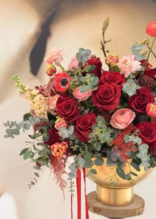 Aranjament floral LOVE Valentine's Day din trandafiri rosii magnolie ranunculus [7]