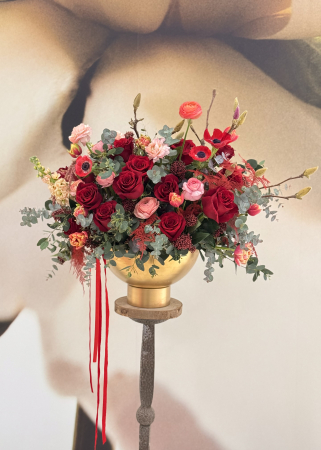 PREMIUM - Aranjament floral LOVE Valentine's Day din trandafiri rosii magnolie ranunculus