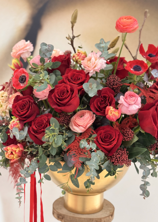 Aranjament floral LOVE Valentine's Day din trandafiri rosii magnolie ranunculus [4]