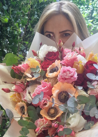 Buchet cu anemone si trandafiri, ranunculus, lisianthus, lalele si eucalipt [4]