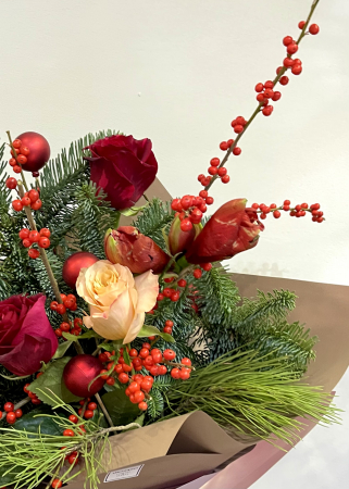 Buchet cu brad, amarilis, ilex si trandafiri [2]