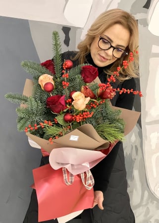 FLORI DE CRACIUN - Buchet cu brad, amarilis, ilex si trandafiri