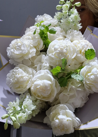 Buchet clasic si rafinat din bujori albi si delphinium alb [5]
