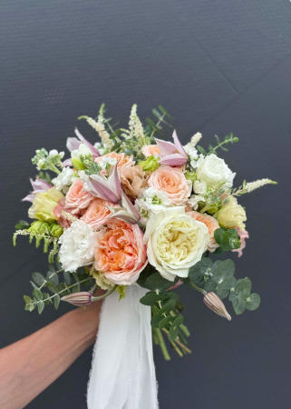 Buchet cununie Peach Bloom cu trandafiri de gradina somon si clematis [7]