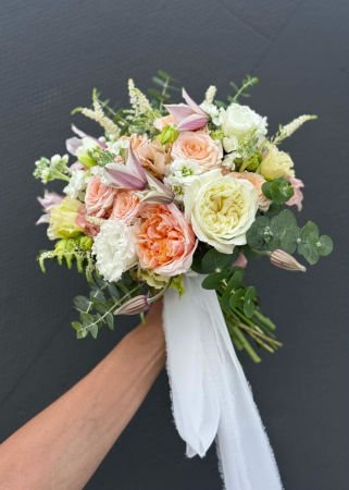 Buchet cununie Peach Bloom cu trandafiri de gradina somon si clematis [5]