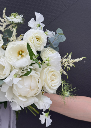 Buchet de mireasa alb elegant diafan cu bujori trandafiri [9]
