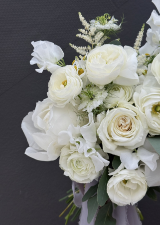 Buchet de mireasa alb elegant diafan cu bujori trandafiri [1]