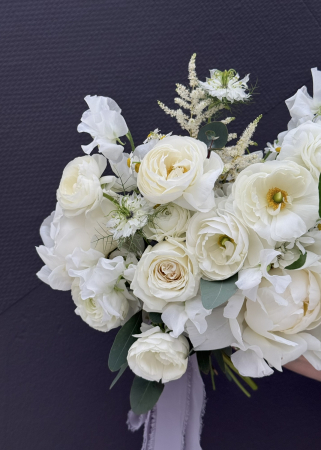 Buchet de mireasa alb elegant diafan cu bujori trandafiri [6]