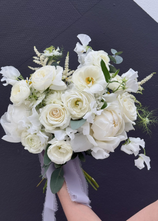 Buchet de mireasa alb elegant diafan cu bujori trandafiri [10]