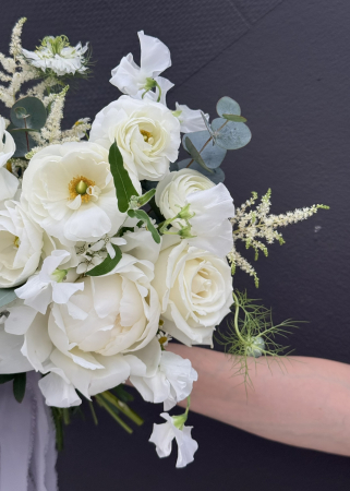 Buchet de mireasa alb elegant diafan cu bujori trandafiri [2]